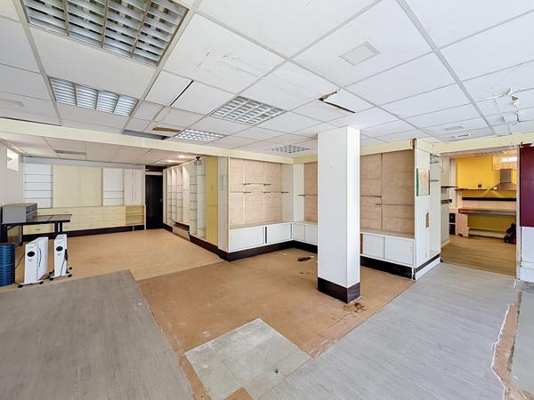 Local Commercial
        
        - 131 m² 96 000 € *