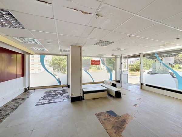 Local Commercial
        
        - 131 m² 96 000 € *
