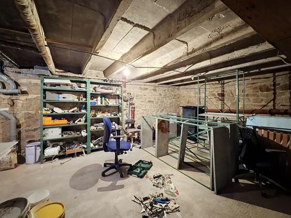 Local Commercial
        
        - 131 m² 96 000 € *