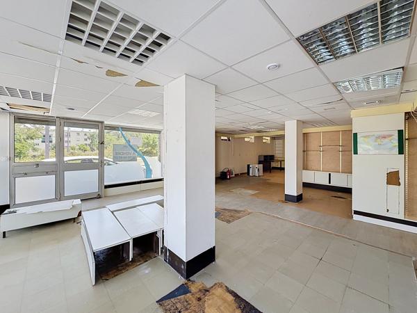 Local Commercial
        
        - 131 m² 96 000 € *