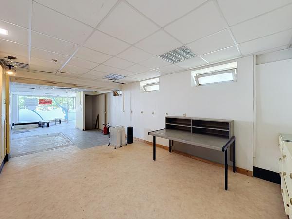 Local Commercial
        
        - 131 m² 96 000 € *