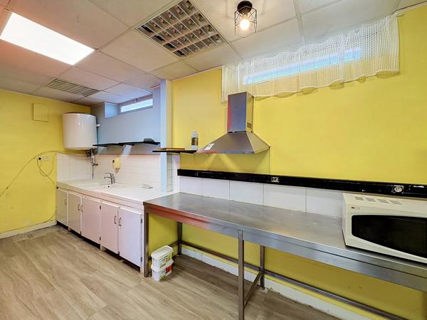 Local Commercial
        
        - 131 m² 96 000 € *
