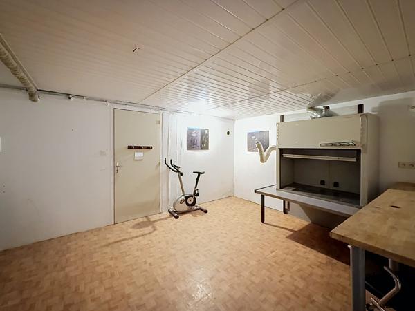 Local Commercial
        
        - 131 m² 96 000 € *