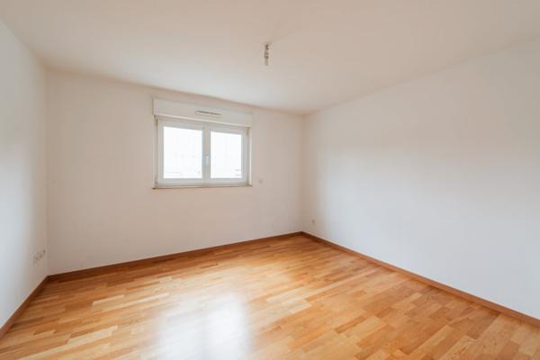 Appartement 3 pièces 75m², avec parking et garage double.