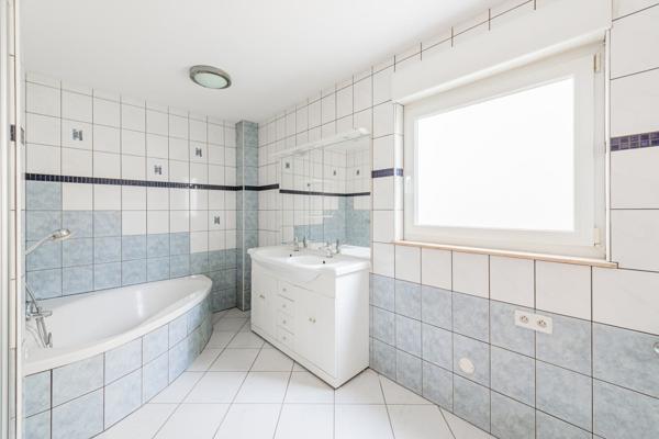 Appartement 3 pièces 75m², avec parking et garage double.