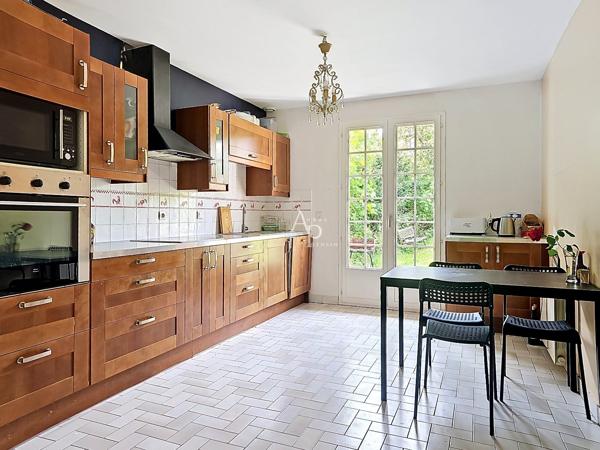 Maison et dépendances à LES CLAYES SOUS BOIS (78340)