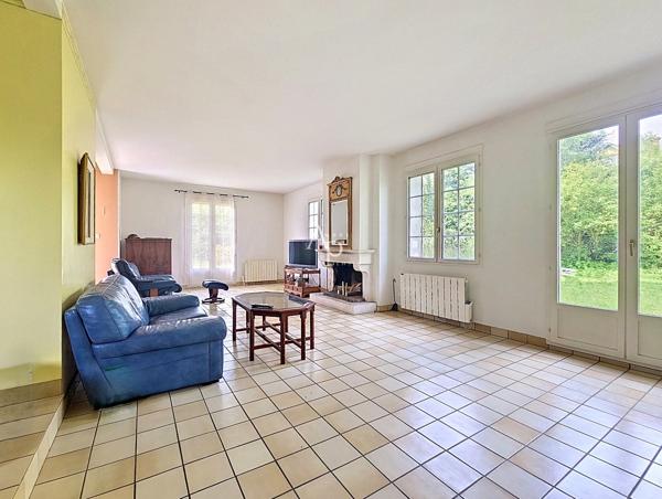 Maison et dépendances à LES CLAYES SOUS BOIS (78340)