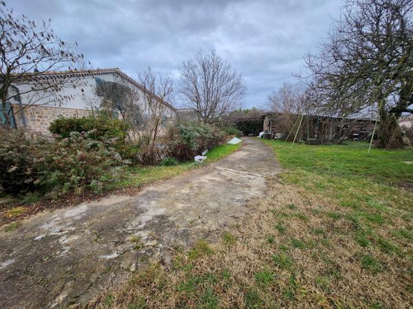 Villa - 150 m² habitable de plain-pied et 50 m² de garages attenants - combles et dépendances - 3390 m terrain Laurac-en-Vivarais (07110)