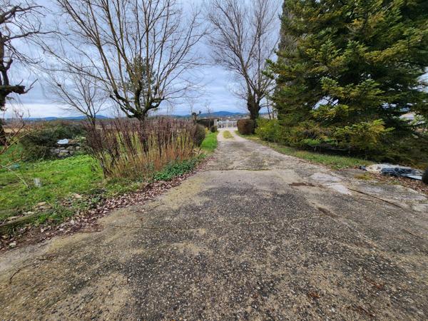 Villa - 150 m² habitable de plain-pied et 50 m² de garages attenants - combles et dépendances - 3390 m terrain Laurac-en-Vivarais (07110)