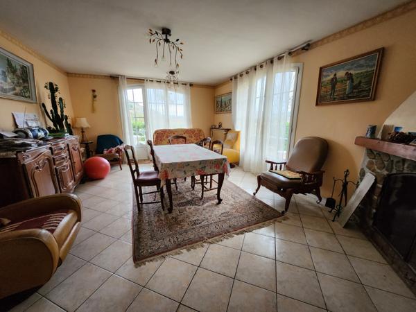 Villa - 150 m² habitable de plain-pied et 50 m² de garages attenants - combles et dépendances - 3390 m terrain Laurac-en-Vivarais (07110)