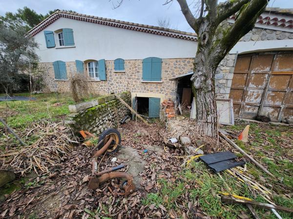 Villa - 150 m² habitable de plain-pied et 50 m² de garages attenants - combles et dépendances - 3390 m terrain Laurac-en-Vivarais (07110)