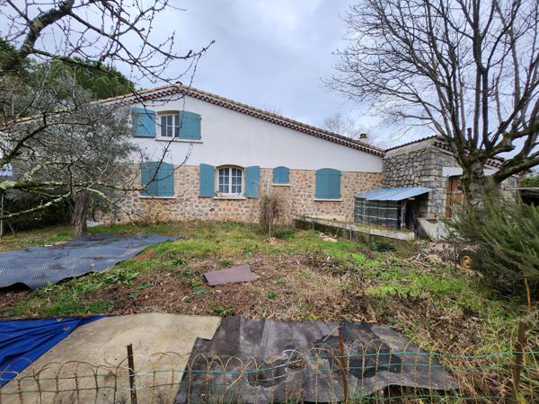 Villa - 150 m² habitable de plain-pied et 50 m² de garages attenants - combles et dépendances - 3390 m terrain Laurac-en-Vivarais (07110)
