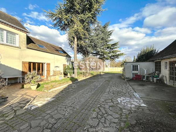Vernouillet proche commodités, Maison d'habitation 8 pièces de 200m2 et sa dépendance de 50m2, potentiel d'aménagements, et sur terrain divisible