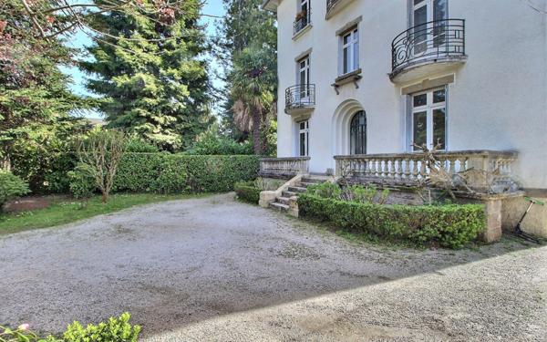 Immeuble à vendre    10 pièces • 308,65 m2 Pau