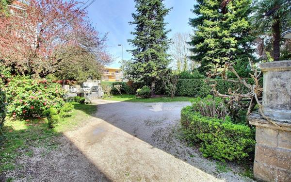 Immeuble à vendre    10 pièces • 308,65 m2 Pau