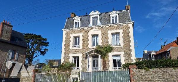 Triangle St Enogat-Malouine-Centre ville. à 250 m de la plage, maison de caractère comprenant: ...