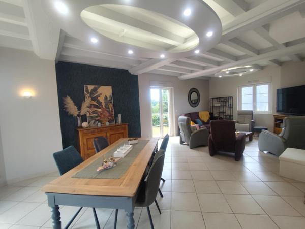 Charmante maison fonctionnelle avec beau terrain avec vue sur les champs !