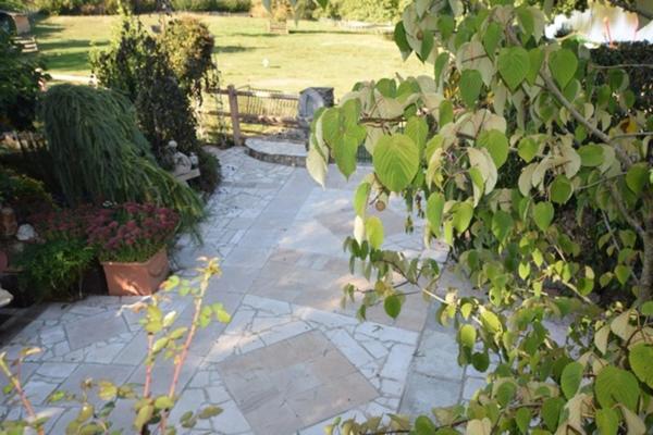 VIAGER OCCUPE, centre historique d'Autun, propriété de 319 m2 avec 2918 m2 de terrain, vue plan d'eau