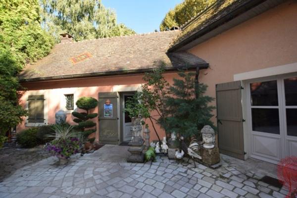 VIAGER OCCUPE, centre historique d'Autun, propriété de 319 m2 avec 2918 m2 de terrain, vue plan d'eau