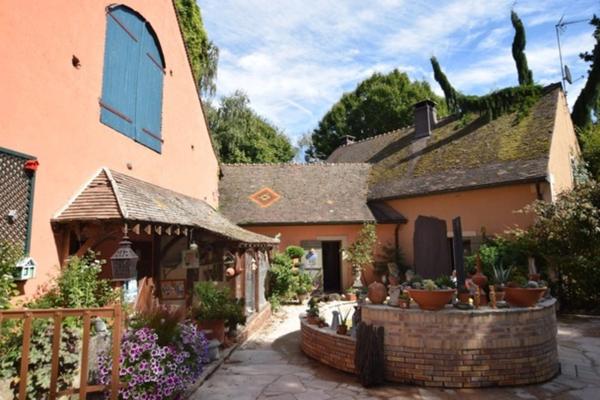 VIAGER OCCUPE, centre historique d'Autun, propriété de 319 m2 avec 2918 m2 de terrain, vue plan d'eau