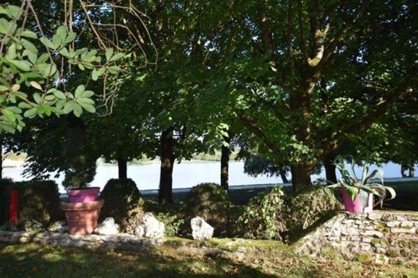 VIAGER OCCUPE, centre historique d'Autun, propriété de 319 m2 avec 2918 m2 de terrain, vue plan d'eau