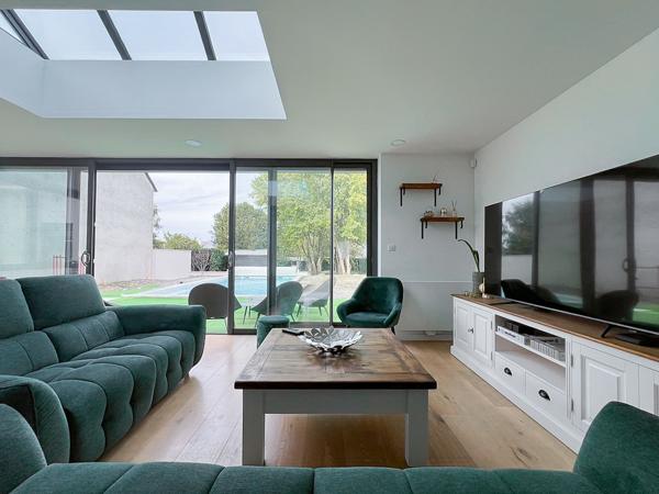 A vendre - Maison contemporaine rénovée avec piscine - Angers Hutreau - 4 chambres, garage