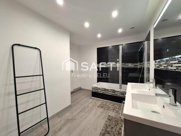 Grande maison rénovée avec beau jardin arboré