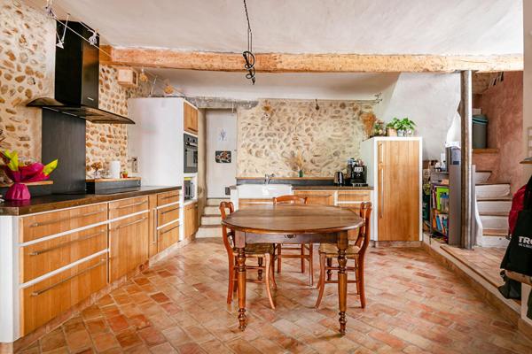 Maison de village en pierres, entre authenticité et douceur provençale