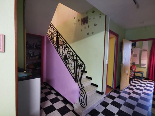 Maison en R+1 avec vie de plain pied et cour