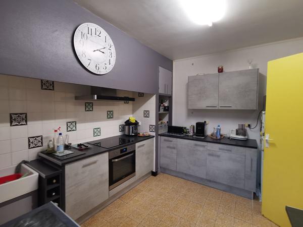 Maison en R+1 avec vie de plain pied et cour