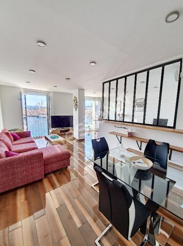 SUR LE PORT DE TOULON Appartement T2 avec belle vue mer