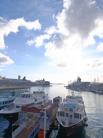 SUR LE PORT DE TOULON Appartement T2 avec belle vue mer