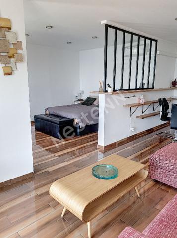 SUR LE PORT DE TOULON Appartement T2 avec belle vue mer