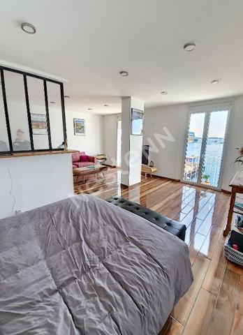 SUR LE PORT DE TOULON Appartement T2 avec belle vue mer