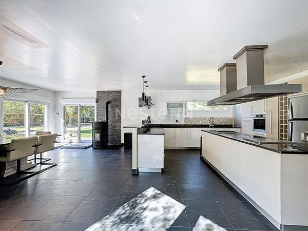 Lamorlaye Maison de 300m2 habitables, 8 pièces, piscine et parc de 4100 m²