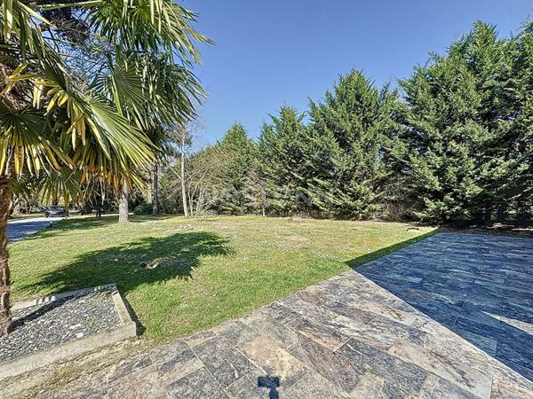 Lamorlaye Maison de 300m2 habitables, 8 pièces, piscine et parc de 4100 m²