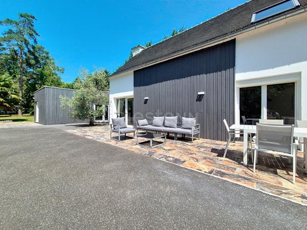 Lamorlaye Maison de 300m2 habitables, 8 pièces, piscine et parc de 4100 m²