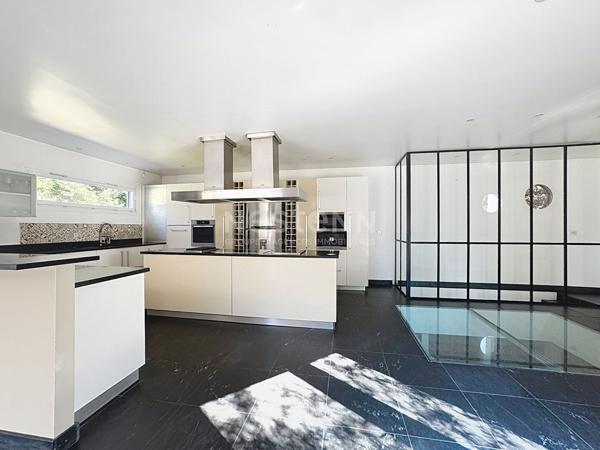 Lamorlaye Maison de 300m2 habitables, 8 pièces, piscine et parc de 4100 m²