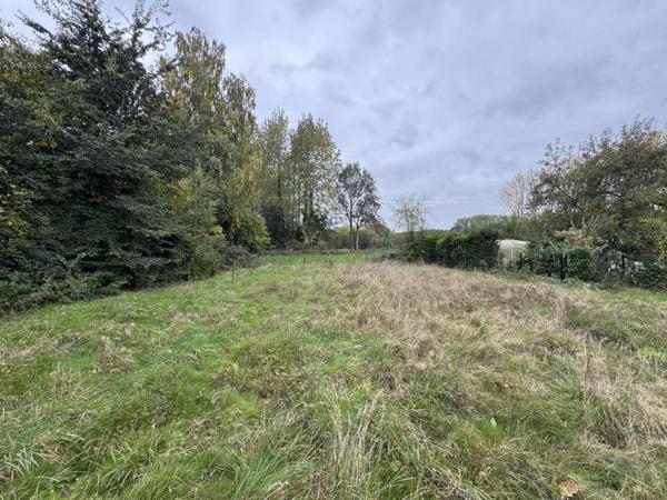 TERRAIN À BÂTIR À LA FRONTIÈRE