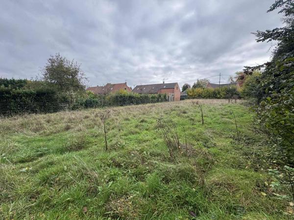 TERRAIN À BÂTIR À LA FRONTIÈRE