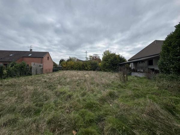 TERRAIN À BÂTIR À LA FRONTIÈRE