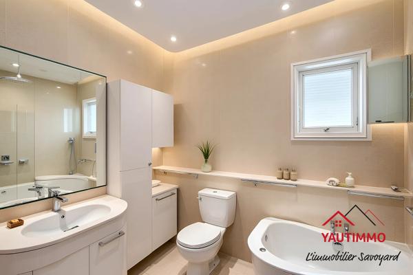 Annemasse (74100) Maison familiale 4 chambres avec sous-sol complet et terrain constructible à Annemasse – Idéale pour fron