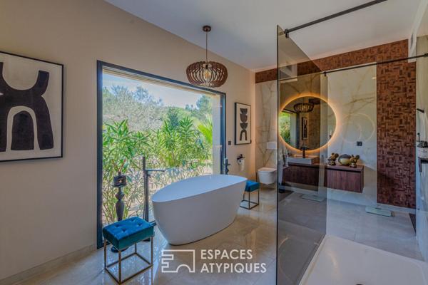 Villa contemporaine avec piscine dans un écrin paysager