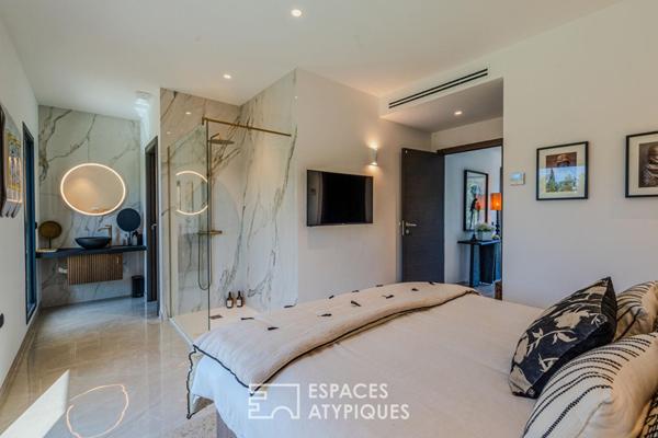 Villa contemporaine avec piscine dans un écrin paysager