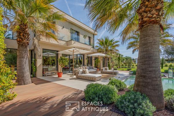 Villa contemporaine avec piscine dans un écrin paysager