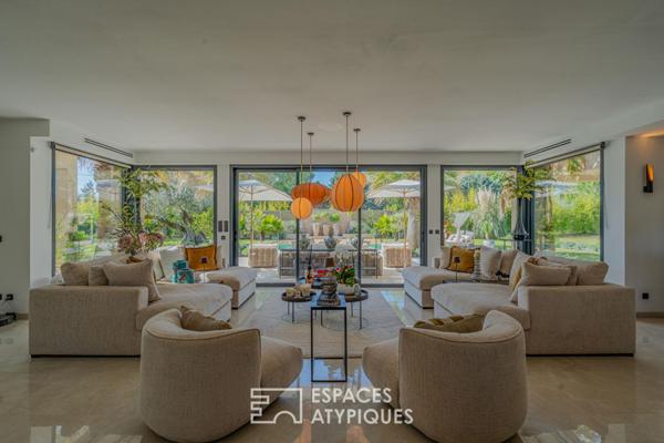 Villa contemporaine avec piscine dans un écrin paysager