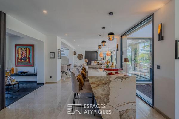 Villa contemporaine avec piscine dans un écrin paysager