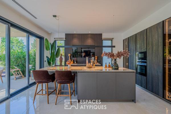 Villa contemporaine avec piscine dans un écrin paysager