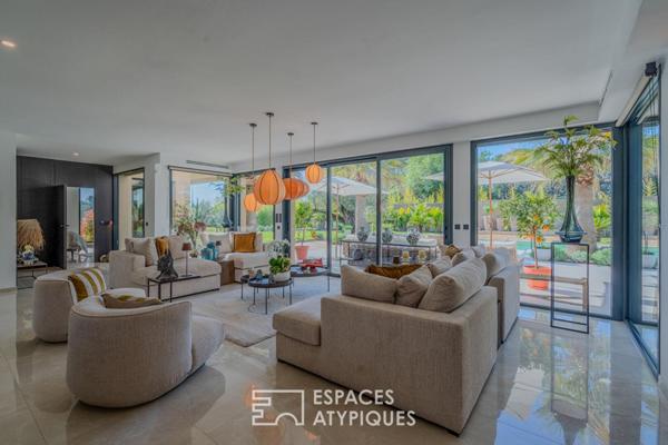 Villa contemporaine avec piscine dans un écrin paysager