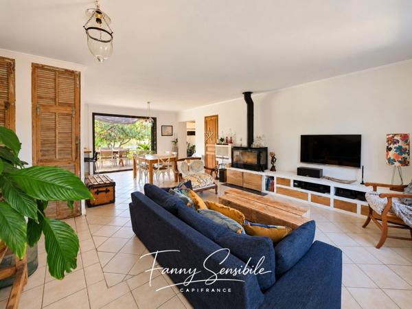 Maison familiale de plain-pied 6 pièces - piscine et jardin env 700 m2